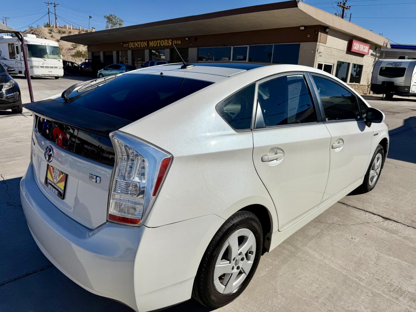 2010 White Toyota Prius Prius II (JTDKN3DU7A0) with an 1.8L L4 DOHC 16V engine, Continuously Variable Transmisson transmission, located at 2190 Hwy 95, Bullhead City, AZ, 86442, (928) 704-0060, 0.000000, 0.000000 - 1 owner. super clean. free carfax. free warranty. over 45 MPG. - Photo#3