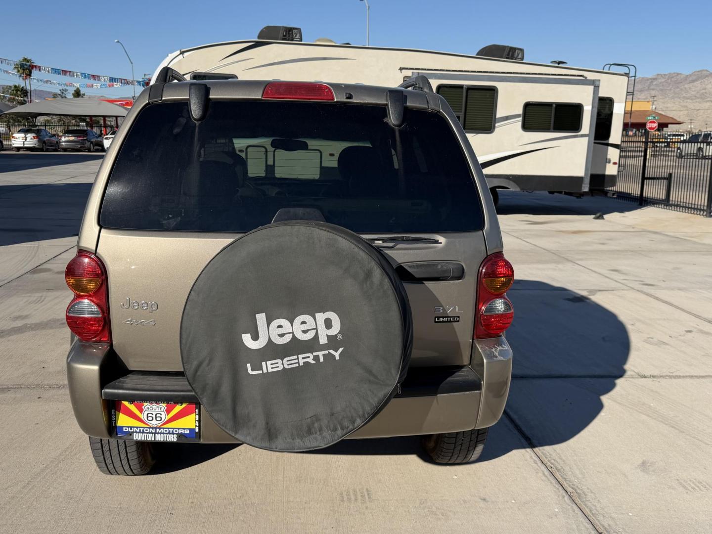 2004 Gold Jeep Liberty Limited 4WD (1J4GL58KX4W) with an 3.7L V6 SOHC 12V engine, 4-Speed Automatic Overdrive transmission, located at 2190 Hwy 95, Bullhead City, AZ, 86442, (928) 704-0060, 0.000000, 0.000000 - Photo#1