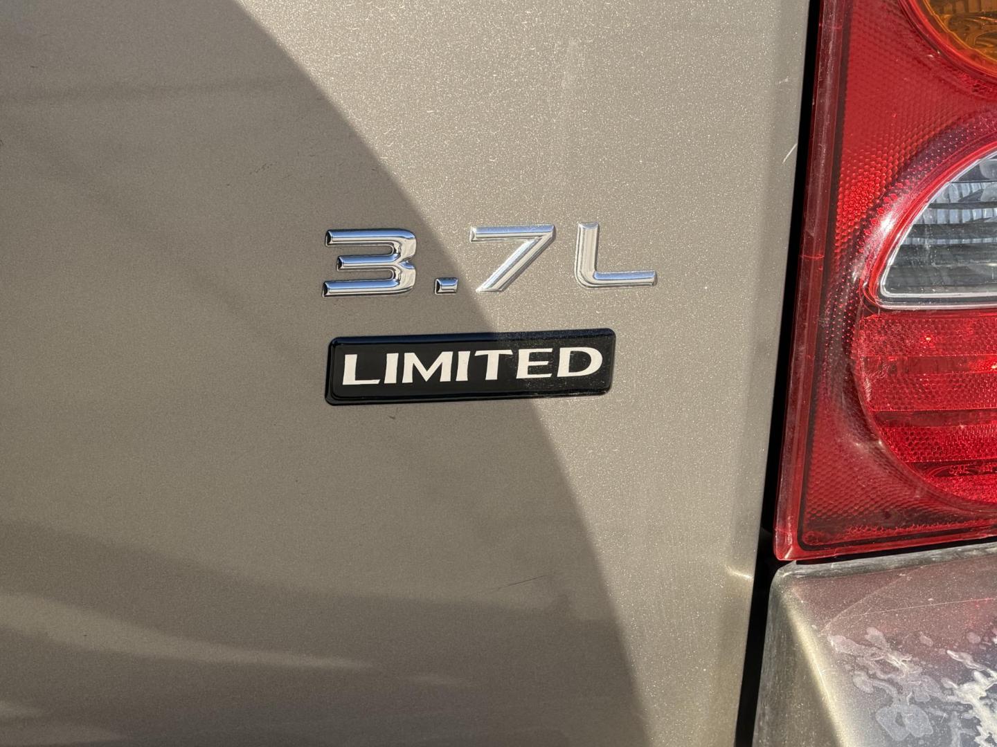 2004 Gold Jeep Liberty Limited 4WD (1J4GL58KX4W) with an 3.7L V6 SOHC 12V engine, 4-Speed Automatic Overdrive transmission, located at 2190 Hwy 95, Bullhead City, AZ, 86442, (928) 704-0060, 0.000000, 0.000000 - Photo#3