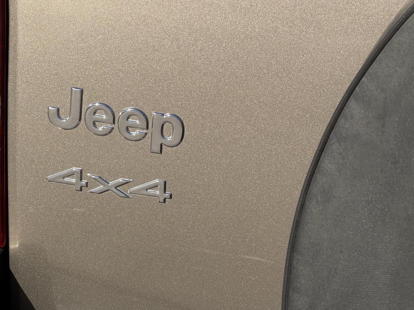 2004 Gold Jeep Liberty Limited 4WD (1J4GL58KX4W) with an 3.7L V6 SOHC 12V engine, 4-Speed Automatic Overdrive transmission, located at 2190 Hwy 95, Bullhead City, AZ, 86442, (928) 704-0060, 0.000000, 0.000000 - Photo#2