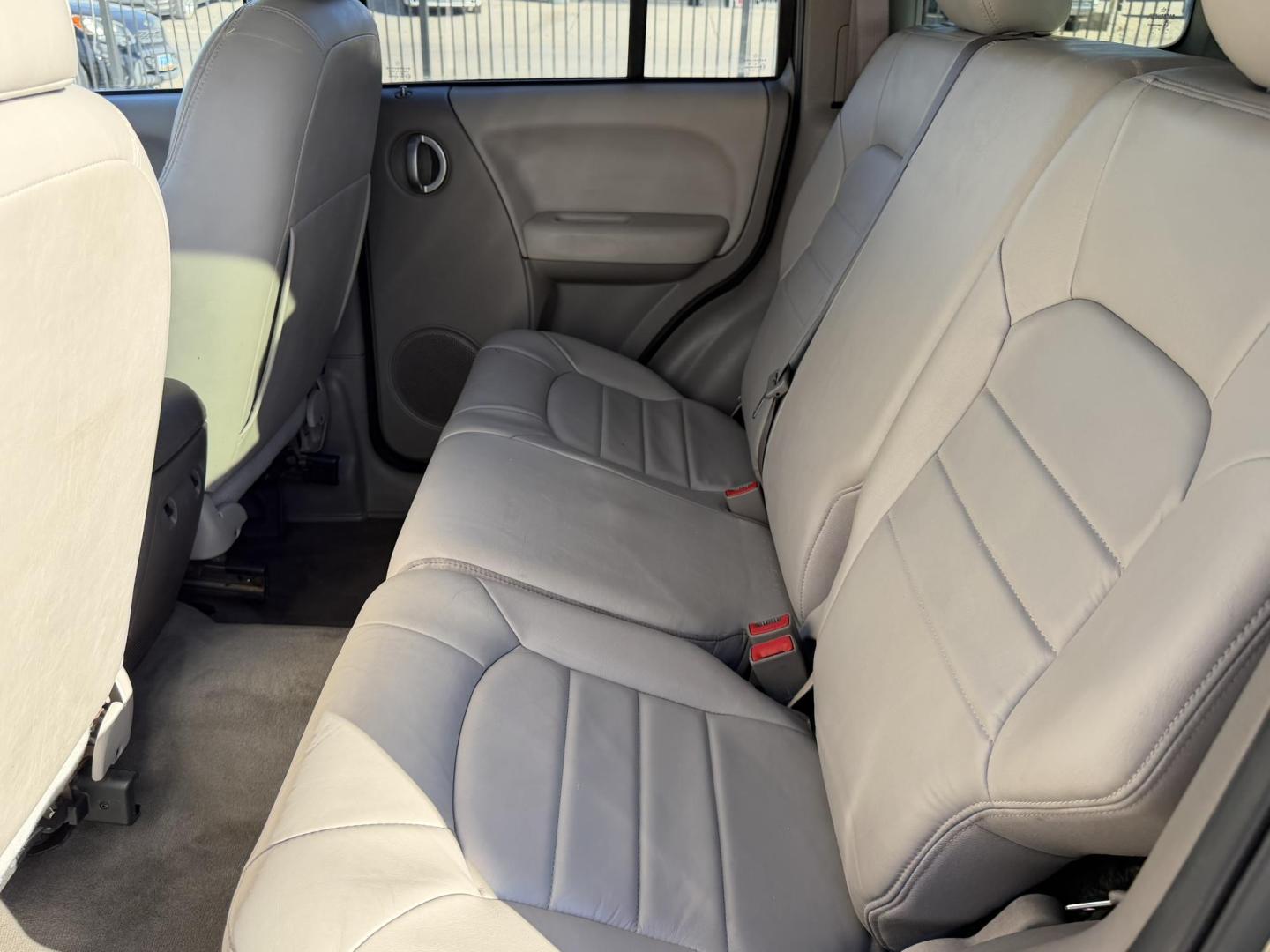 2004 Gold Jeep Liberty Limited 4WD (1J4GL58KX4W) with an 3.7L V6 SOHC 12V engine, 4-Speed Automatic Overdrive transmission, located at 2190 Hwy 95, Bullhead City, AZ, 86442, (928) 704-0060, 0.000000, 0.000000 - Photo#5