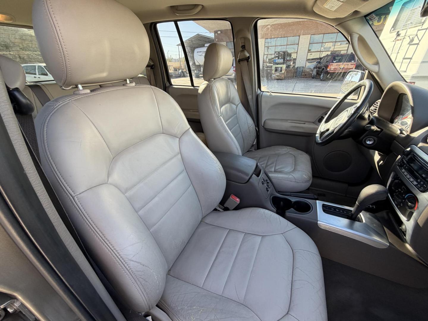 2004 Gold Jeep Liberty Limited 4WD (1J4GL58KX4W) with an 3.7L V6 SOHC 12V engine, 4-Speed Automatic Overdrive transmission, located at 2190 Hwy 95, Bullhead City, AZ, 86442, (928) 704-0060, 0.000000, 0.000000 - Photo#4