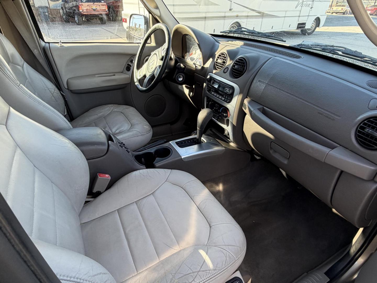 2004 Gold Jeep Liberty Limited 4WD (1J4GL58KX4W) with an 3.7L V6 SOHC 12V engine, 4-Speed Automatic Overdrive transmission, located at 2190 Hwy 95, Bullhead City, AZ, 86442, (928) 704-0060, 0.000000, 0.000000 - Photo#6