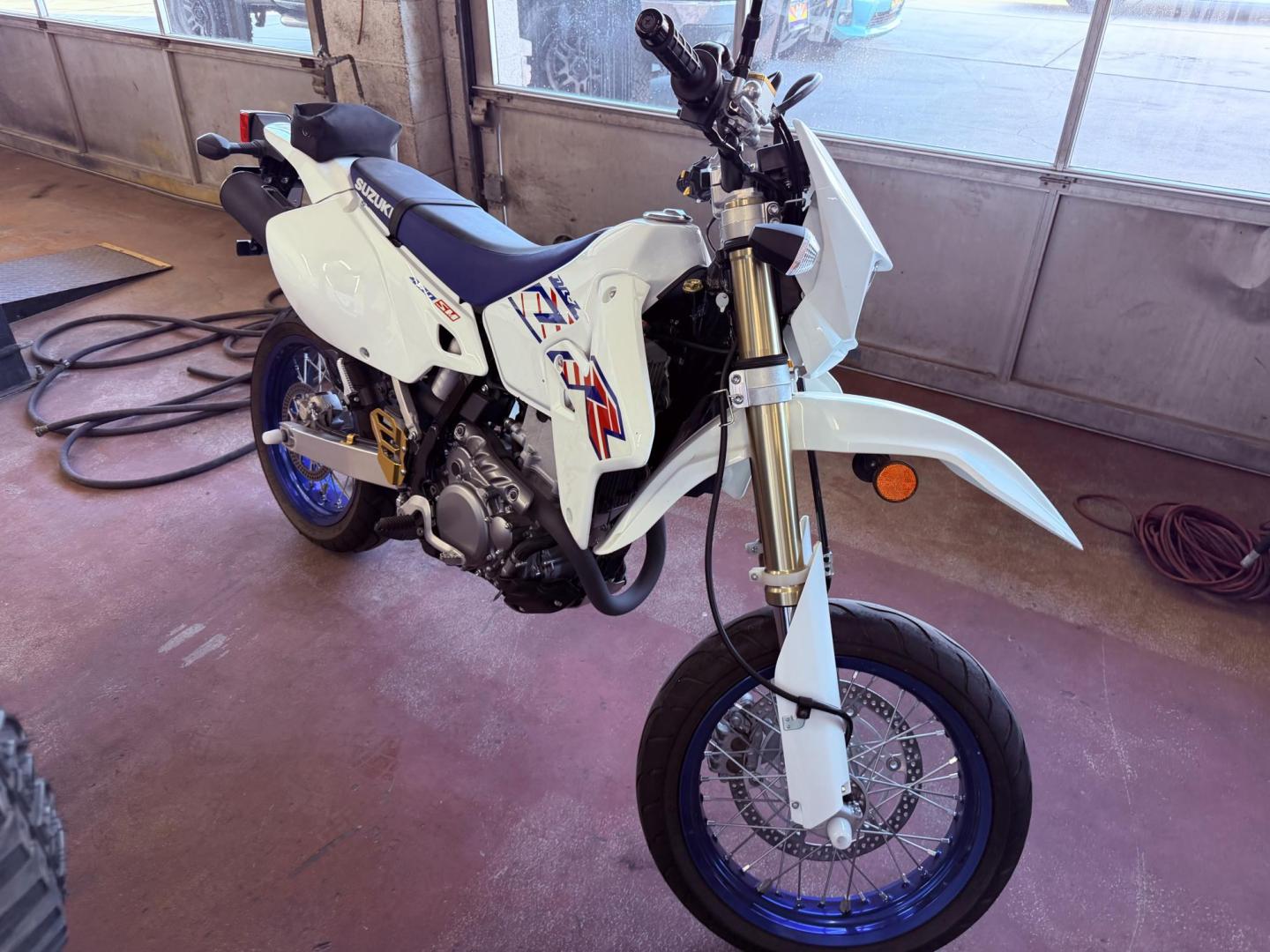 2023 White Suzuki DR-Z400SM - (JS1SK44A6P7) with an 398CC engine, located at 2190 Hwy 95, Bullhead City, AZ, 86442, (928) 704-0060, 0.000000, 0.000000 - On consignment. 2023 Suzuki Dr-Z400SM. 1 owner . like new. only 69 miles. Free and clear title. custom wheels. - Photo#0