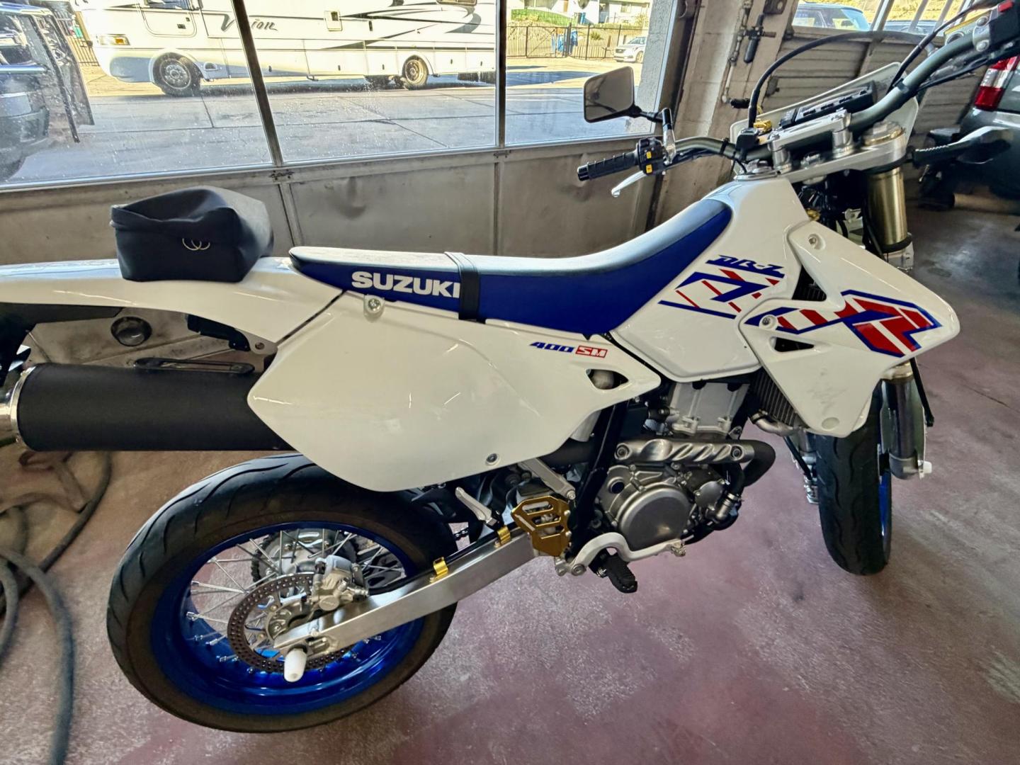 2023 White Suzuki DR-Z400SM - (JS1SK44A6P7) with an 398CC engine, located at 2190 Hwy 95, Bullhead City, AZ, 86442, (928) 704-0060, 0.000000, 0.000000 - On consignment. 2023 Suzuki Dr-Z400SM. 1 owner . like new. only 69 miles. Free and clear title. custom wheels. - Photo#2