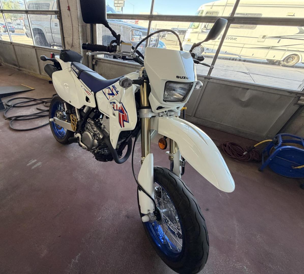 2023 White Suzuki DR-Z400SM - (JS1SK44A6P7) with an 398CC engine, located at 2190 Hwy 95, Bullhead City, AZ, 86442, (928) 704-0060, 0.000000, 0.000000 - On consignment. 2023 Suzuki Dr-Z400SM. 1 owner . like new. only 69 miles. Free and clear title. custom wheels. - Photo#4