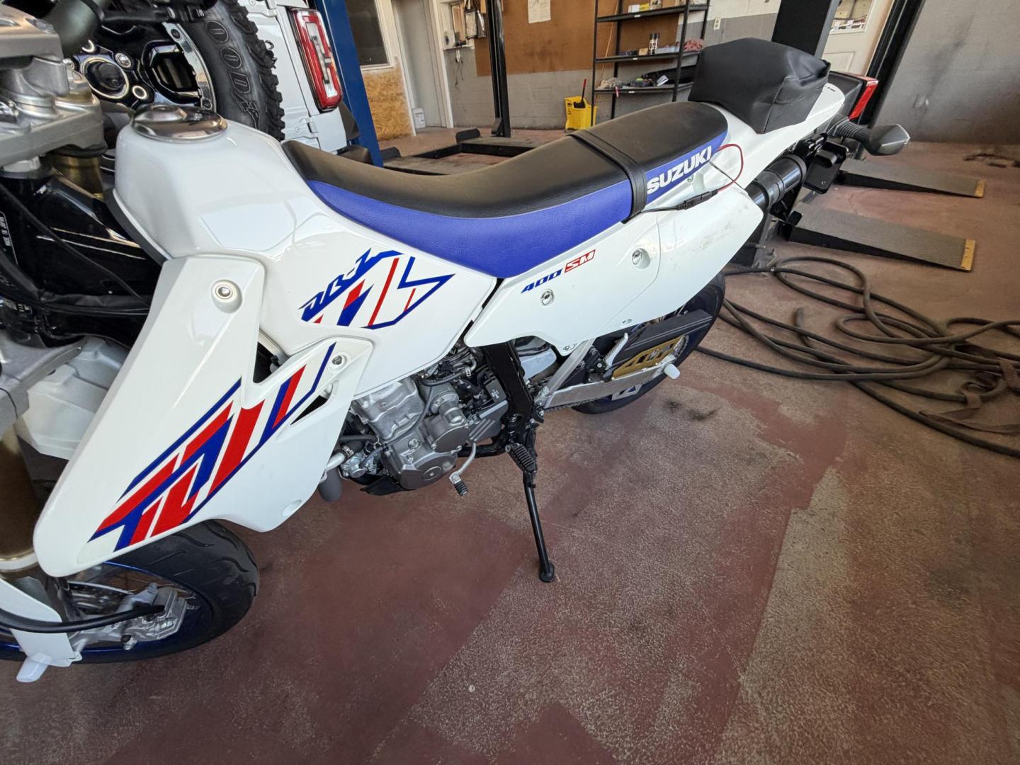 2023 White Suzuki DR-Z400SM - (JS1SK44A6P7) with an 398CC engine, located at 2190 Hwy 95, Bullhead City, AZ, 86442, (928) 704-0060, 0.000000, 0.000000 - On consignment. 2023 Suzuki Dr-Z400SM. 1 owner . like new. only 69 miles. Free and clear title. custom wheels. - Photo#5