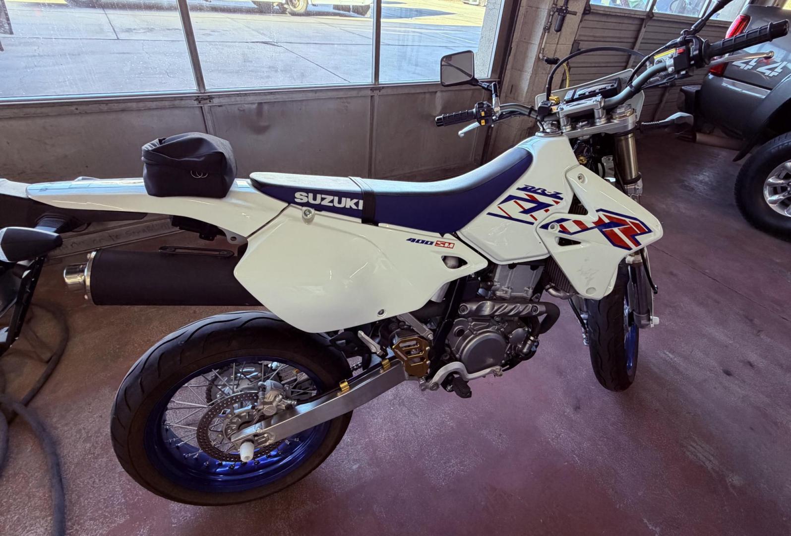 2023 White Suzuki DR-Z400SM - (JS1SK44A6P7) with an 398CC engine, located at 2190 Hwy 95, Bullhead City, AZ, 86442, (928) 704-0060, 0.000000, 0.000000 - On consignment. 2023 Suzuki Dr-Z400SM. 1 owner . like new. only 69 miles. Free and clear title. custom wheels. - Photo#7