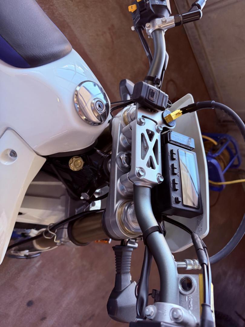 2023 White Suzuki DR-Z400SM - (JS1SK44A6P7) with an 398CC engine, located at 2190 Hwy 95, Bullhead City, AZ, 86442, (928) 704-0060, 0.000000, 0.000000 - On consignment. 2023 Suzuki Dr-Z400SM. 1 owner . like new. only 69 miles. Free and clear title. custom wheels. - Photo#8