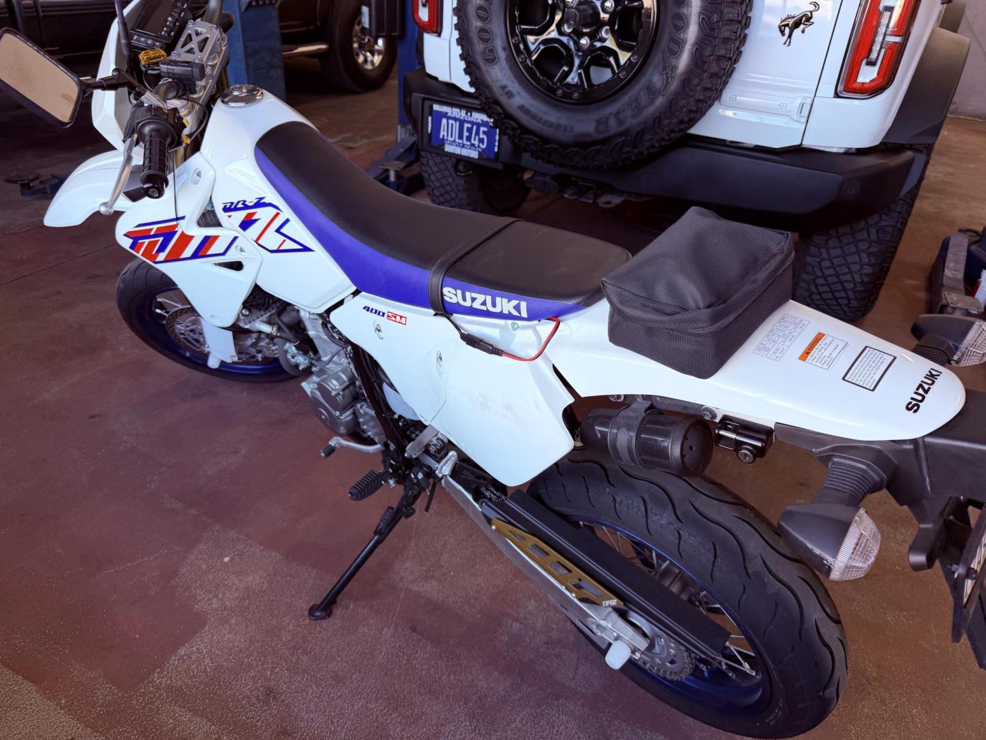 2023 White Suzuki DR-Z400SM - (JS1SK44A6P7) with an 398CC engine, located at 2190 Hwy 95, Bullhead City, AZ, 86442, (928) 704-0060, 0.000000, 0.000000 - On consignment. 2023 Suzuki Dr-Z400SM. 1 owner . like new. only 69 miles. Free and clear title. custom wheels. - Photo#9