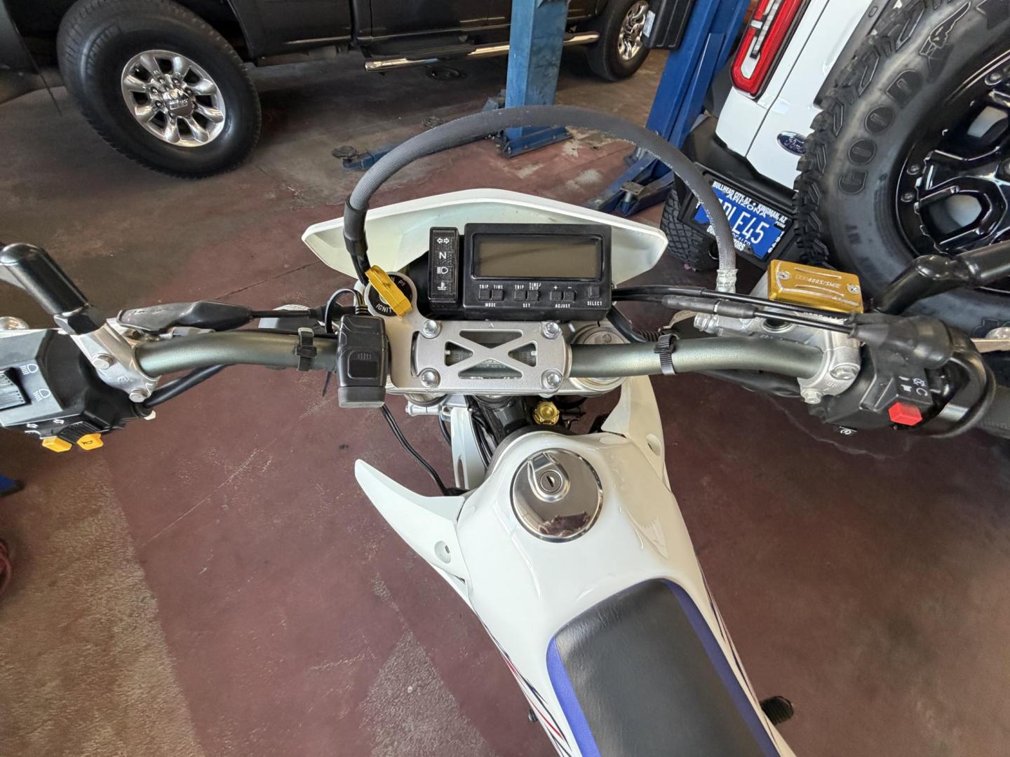 2023 White Suzuki DR-Z400SM - (JS1SK44A6P7) with an 398CC engine, located at 2190 Hwy 95, Bullhead City, AZ, 86442, (928) 704-0060, 0.000000, 0.000000 - On consignment. 2023 Suzuki Dr-Z400SM. 1 owner . like new. only 69 miles. Free and clear title. custom wheels. - Photo#10