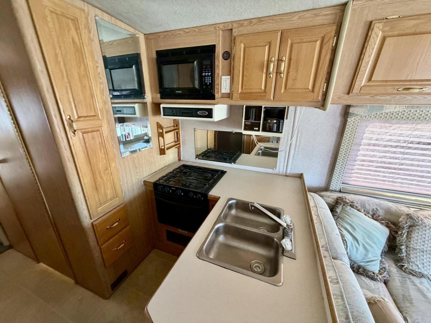 2003 White Rexhaul Vision M29 - (1FCMF53S730) with an 6.8L V10 SOHC 20V engine, located at 2190 Hwy 95, Bullhead City, AZ, 86442, (928) 704-0060, 0.000000, 0.000000 - 2003 Rexhaul Vision Motorhome. only 24k miles. Trition V10 . Generator. Lots of extras to go with it. New mattress. In great shape for the year. Tires are 2 years old. everything works. Tow package on back to haul a car/trailer. Free and clear title. The 2003 Rexhall Vision M29 specifications includ - Photo#6