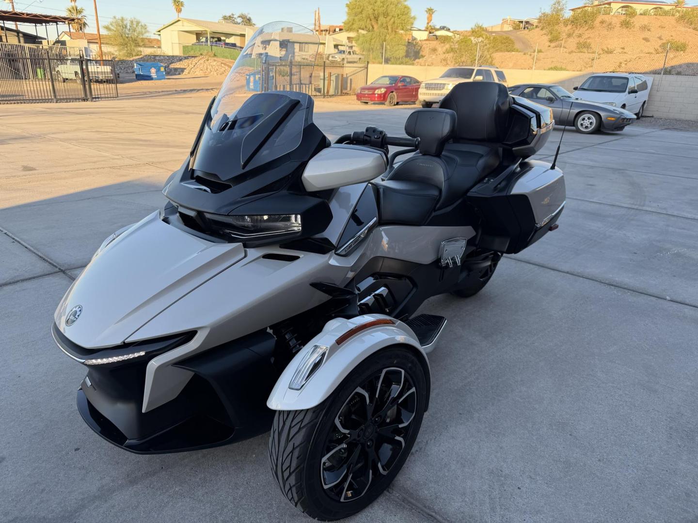 2020 White Can-Am Spyder RT/RTS/RTS SP/RT L - (2BXNBDD20LV) , located at 2190 Hwy 95, Bullhead City, AZ, 86442, (928) 704-0060, 0.000000, 0.000000 - 2020 can am spider RT only 2900 miles 1 owner lots of extras - Photo#1