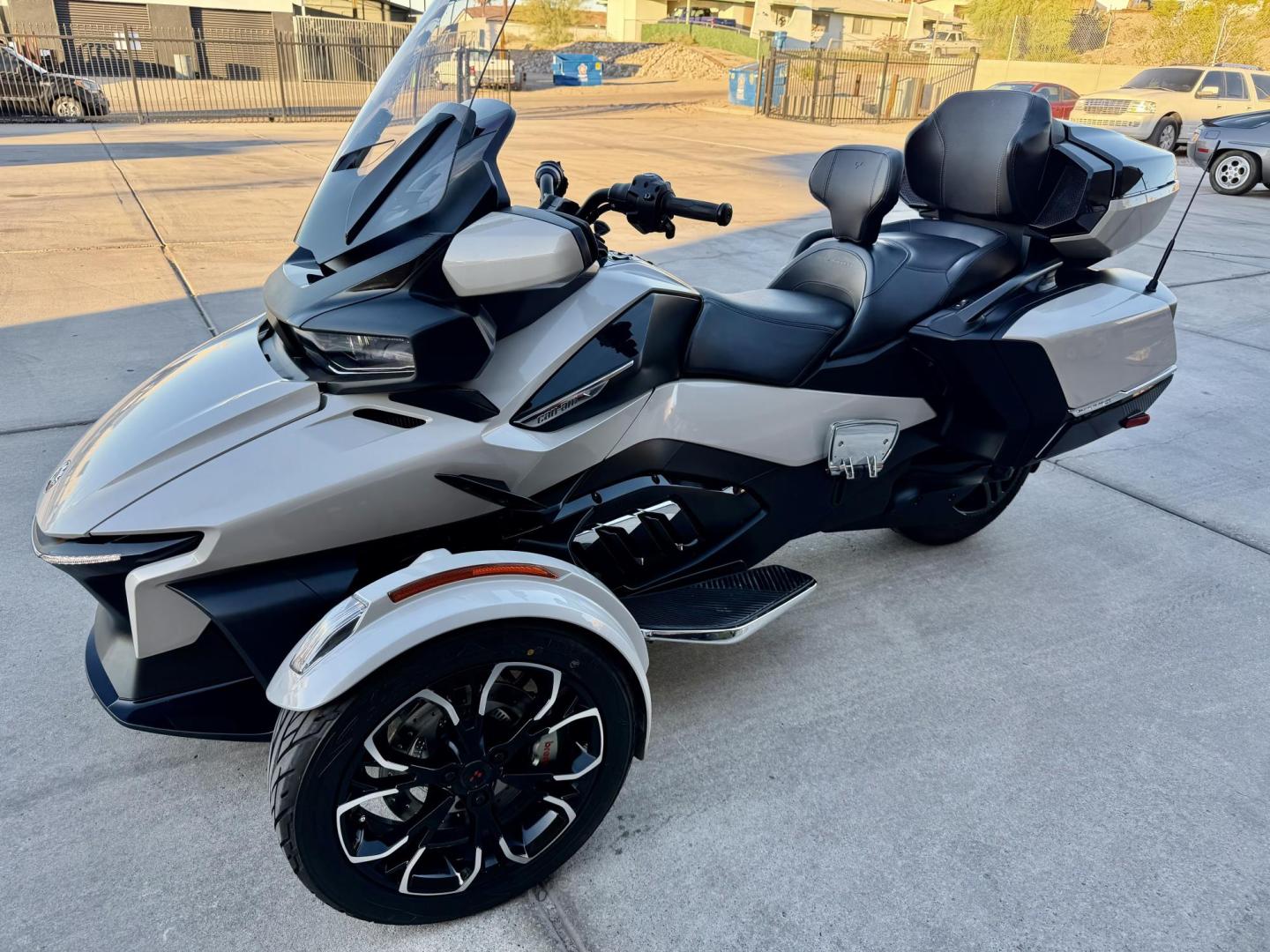 2020 White Can-Am Spyder RT/RTS/RTS SP/RT L - (2BXNBDD20LV) , located at 2190 Hwy 95, Bullhead City, AZ, 86442, (928) 704-0060, 0.000000, 0.000000 - 2020 can am spider RT only 2900 miles 1 owner lots of extras - Photo#0