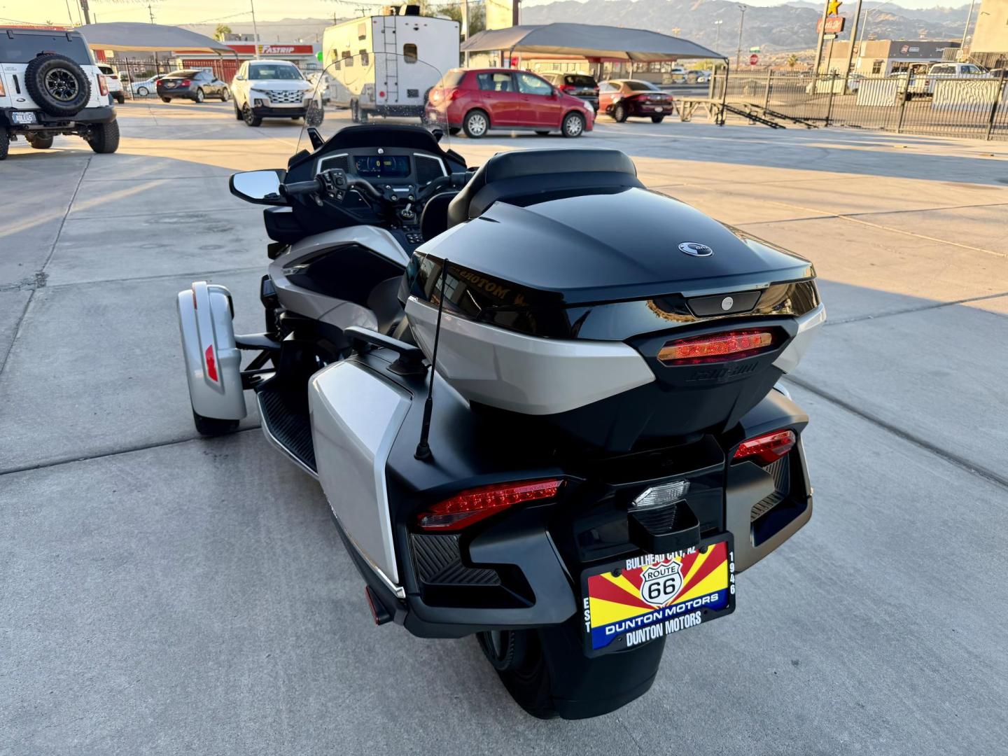 2020 White Can-Am Spyder RT/RTS/RTS SP/RT L - (2BXNBDD20LV) , located at 2190 Hwy 95, Bullhead City, AZ, 86442, (928) 704-0060, 0.000000, 0.000000 - 2020 can am spider RT only 2900 miles 1 owner lots of extras - Photo#5