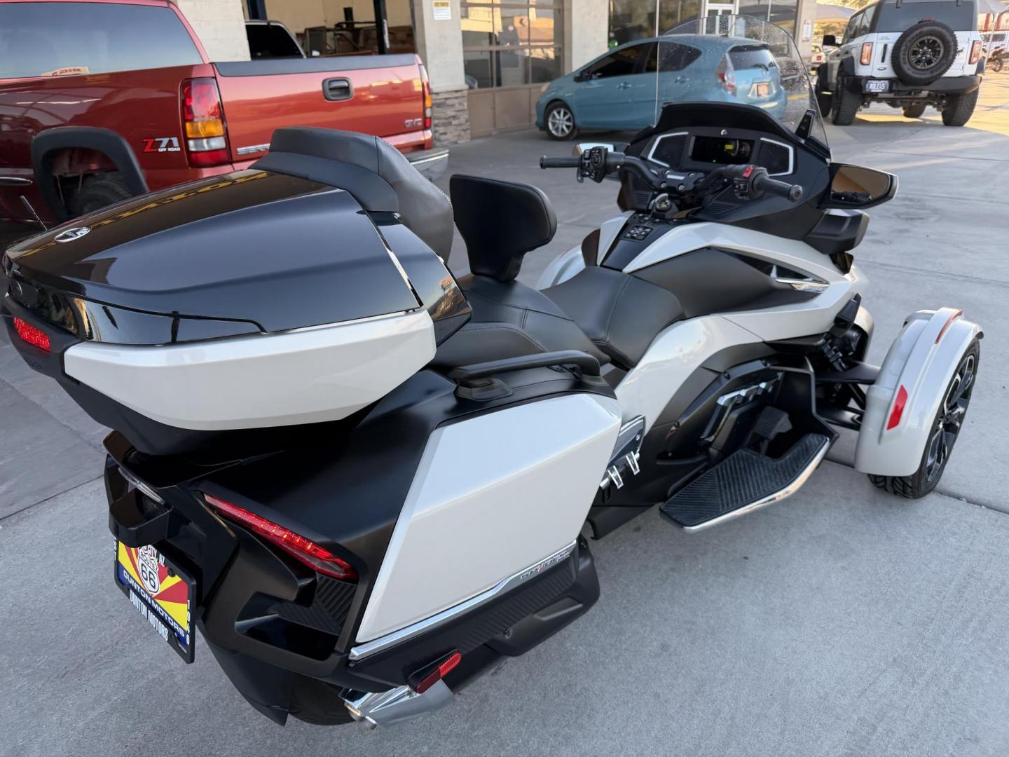 2020 White Can-Am Spyder RT/RTS/RTS SP/RT L - (2BXNBDD20LV) , located at 2190 Hwy 95, Bullhead City, AZ, 86442, (928) 704-0060, 0.000000, 0.000000 - 2020 can am spider RT only 2900 miles 1 owner lots of extras - Photo#3