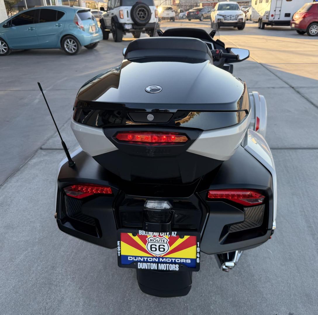 2020 White Can-Am Spyder RT/RTS/RTS SP/RT L - (2BXNBDD20LV) , located at 2190 Hwy 95, Bullhead City, AZ, 86442, (928) 704-0060, 0.000000, 0.000000 - 2020 can am spider RT only 2900 miles 1 owner lots of extras - Photo#4