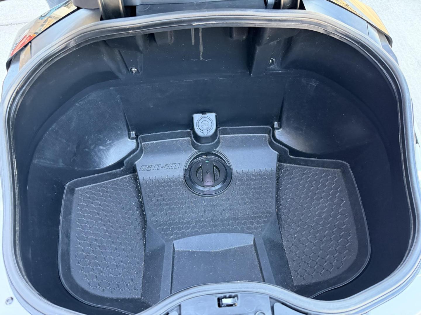 2020 White Can-Am Spyder RT/RTS/RTS SP/RT L - (2BXNBDD20LV) , located at 2190 Hwy 95, Bullhead City, AZ, 86442, (928) 704-0060, 0.000000, 0.000000 - 2020 can am spider RT only 2900 miles 1 owner lots of extras - Photo#10