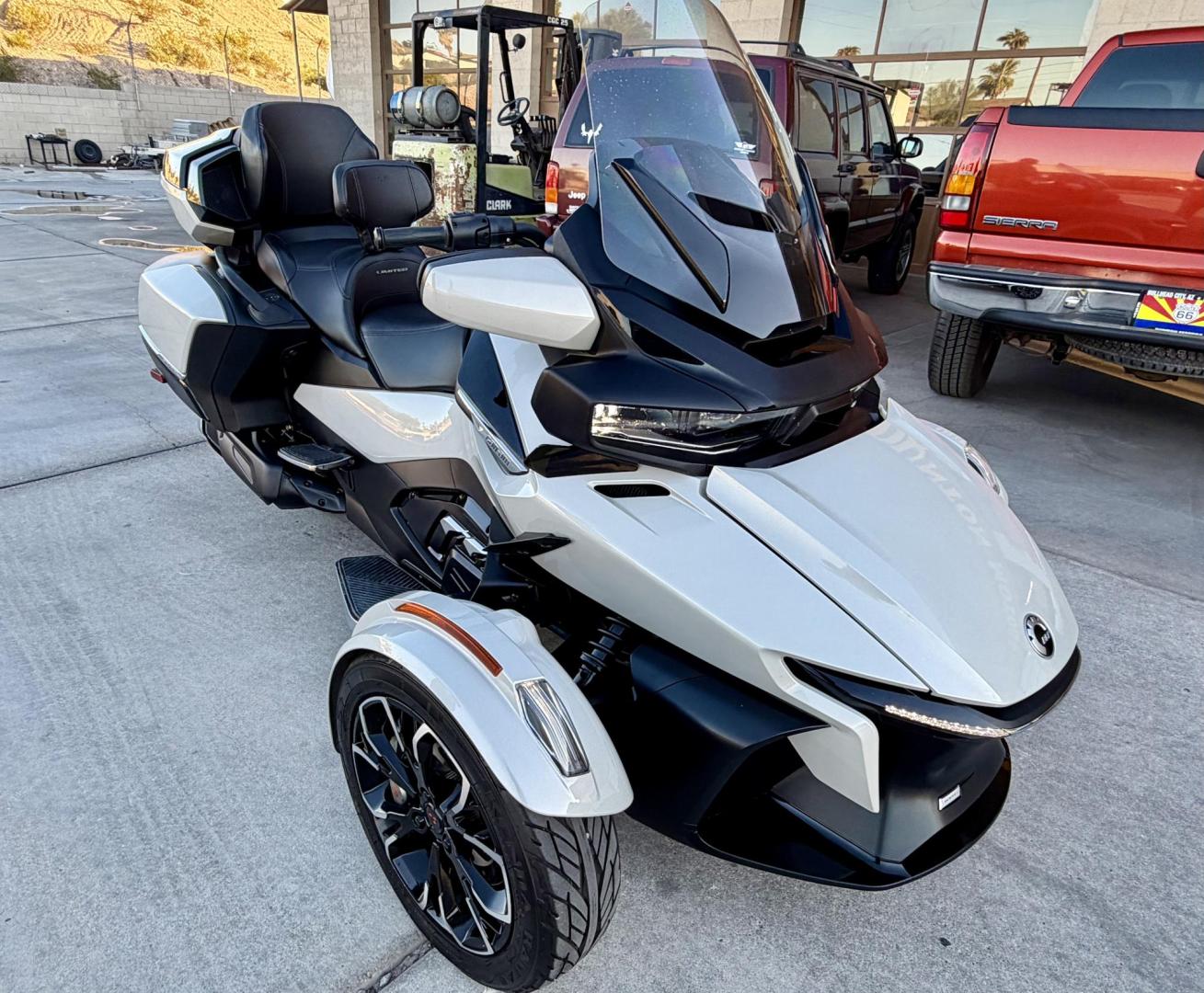 2020 White Can-Am Spyder RT/RTS/RTS SP/RT L - (2BXNBDD20LV) , located at 2190 Hwy 95, Bullhead City, AZ, 86442, (928) 704-0060, 0.000000, 0.000000 - 2020 can am spider RT only 2900 miles 1 owner lots of extras - Photo#8