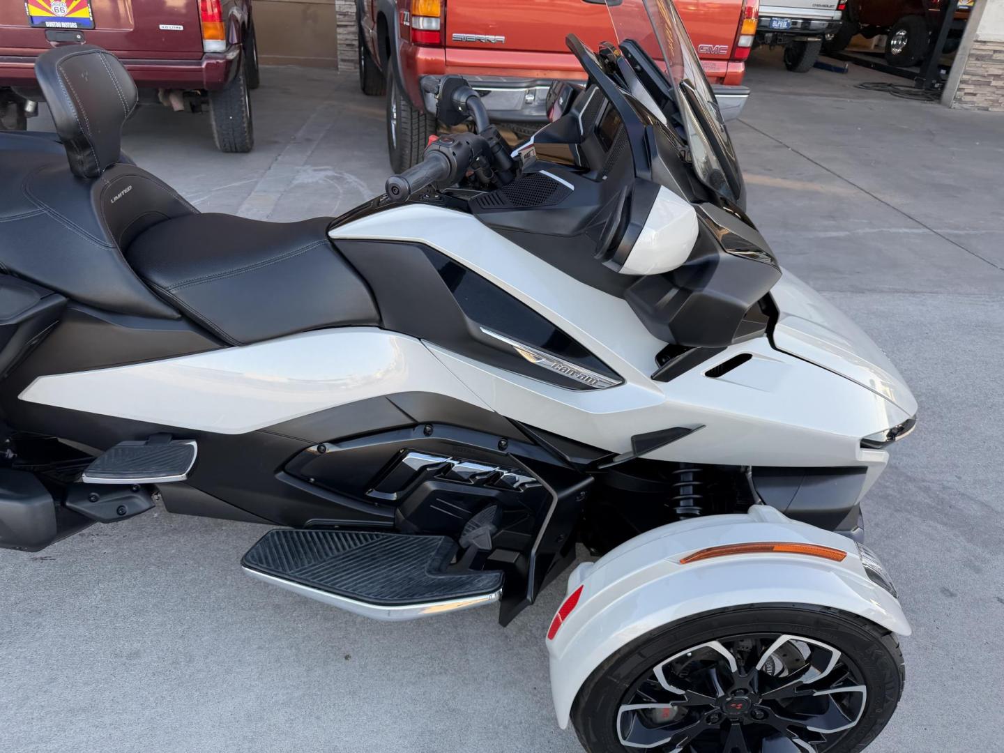 2020 White Can-Am Spyder RT/RTS/RTS SP/RT L - (2BXNBDD20LV) , located at 2190 Hwy 95, Bullhead City, AZ, 86442, (928) 704-0060, 0.000000, 0.000000 - 2020 can am spider RT only 2900 miles 1 owner lots of extras - Photo#7