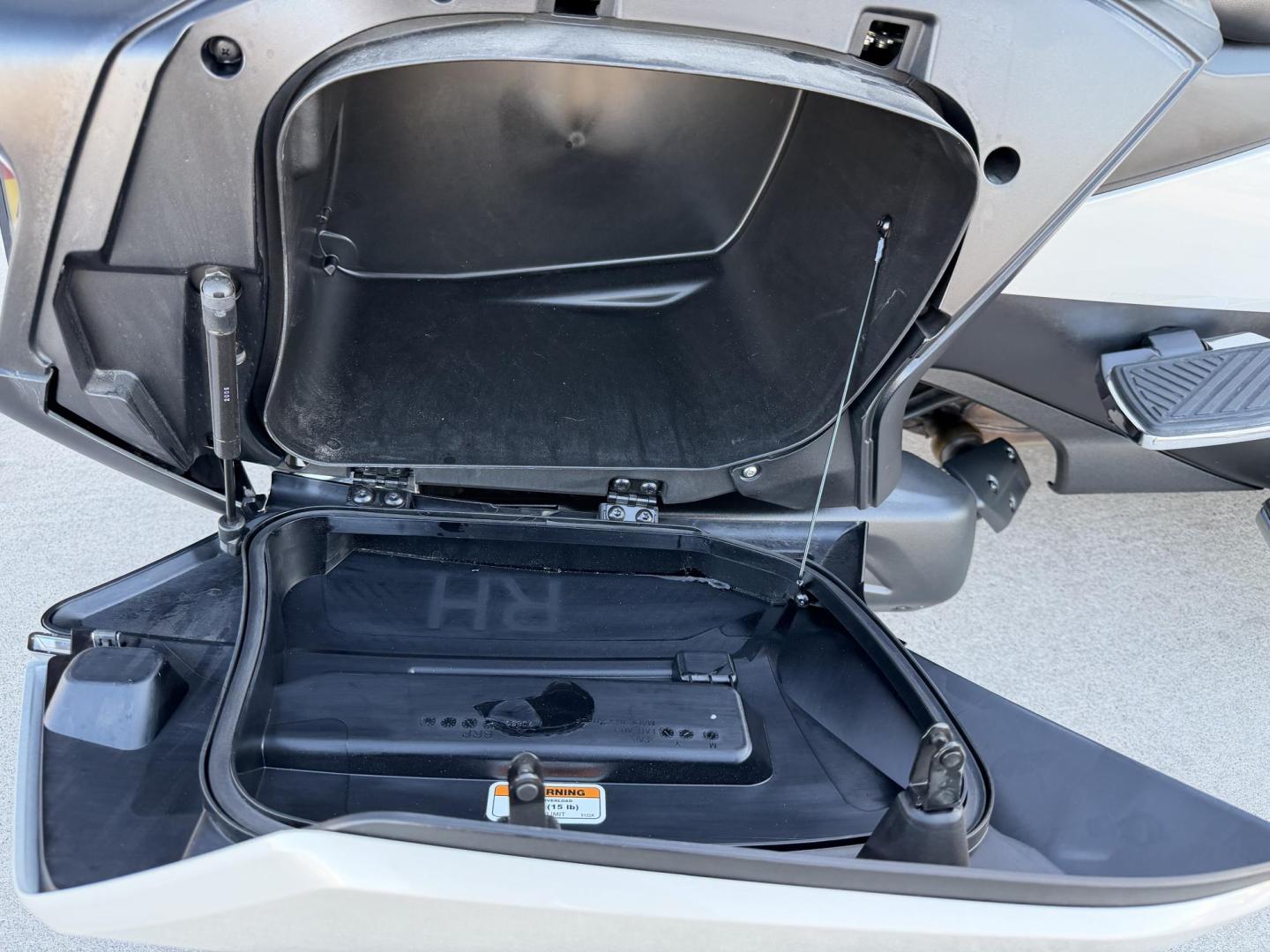 2020 White Can-Am Spyder RT/RTS/RTS SP/RT L - (2BXNBDD20LV) , located at 2190 Hwy 95, Bullhead City, AZ, 86442, (928) 704-0060, 0.000000, 0.000000 - 2020 can am spider RT only 2900 miles 1 owner lots of extras - Photo#13