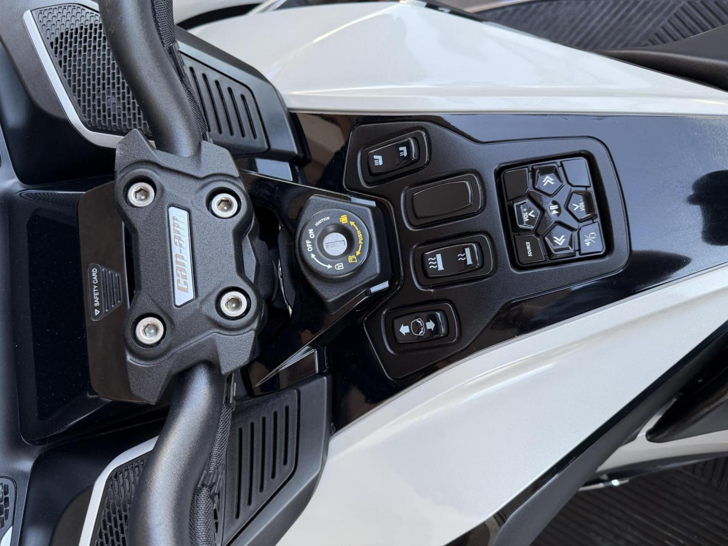 2020 White Can-Am Spyder RT/RTS/RTS SP/RT L - (2BXNBDD20LV) , located at 2190 Hwy 95, Bullhead City, AZ, 86442, (928) 704-0060, 0.000000, 0.000000 - 2020 can am spider RT only 2900 miles 1 owner lots of extras - Photo#11