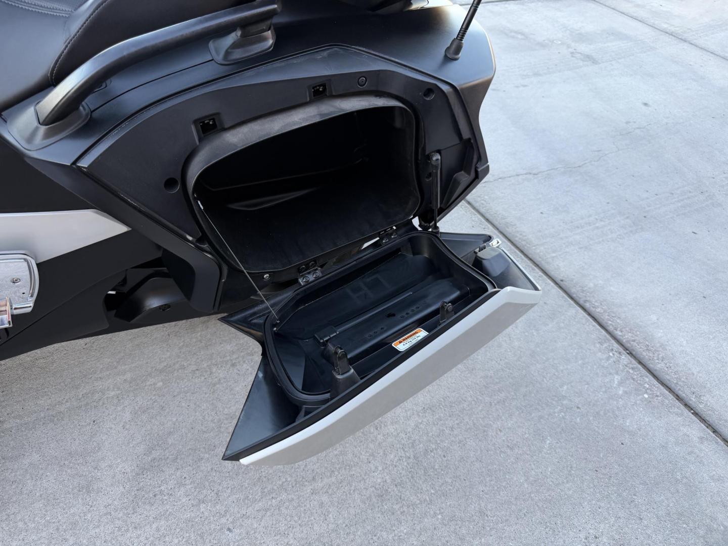 2020 White Can-Am Spyder RT/RTS/RTS SP/RT L - (2BXNBDD20LV) , located at 2190 Hwy 95, Bullhead City, AZ, 86442, (928) 704-0060, 0.000000, 0.000000 - 2020 can am spider RT only 2900 miles 1 owner lots of extras - Photo#12