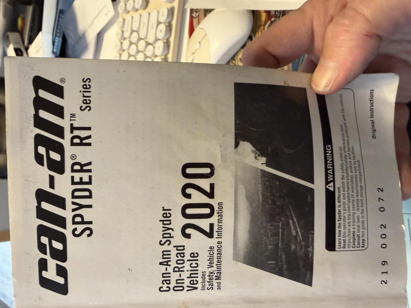2020 White Can-Am Spyder RT/RTS/RTS SP/RT L - (2BXNBDD20LV) , located at 2190 Hwy 95, Bullhead City, AZ, 86442, (928) 704-0060, 0.000000, 0.000000 - 2020 can am spider RT only 2900 miles 1 owner lots of extras - Photo#16