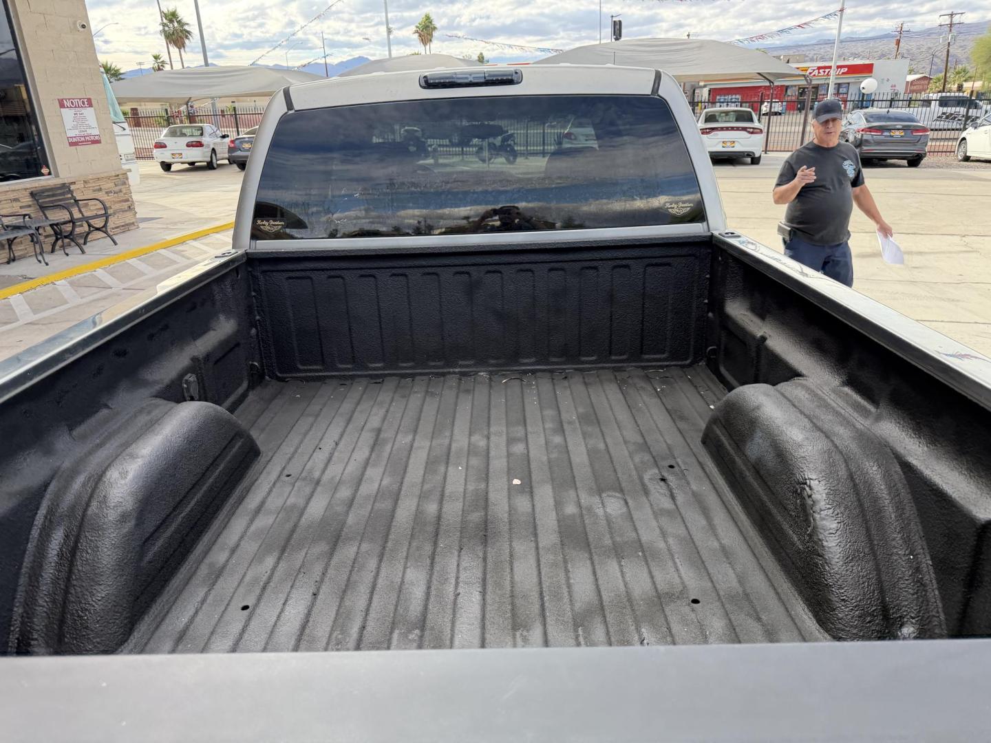 2002 Charcoal /grey Chevrolet Silverado 2500HD Crew Cab Long Bed 4WD (1GCHK23U92F) with an 6.0L V8 OHV 16V engine, located at 2190 Hwy 95, Bullhead City, AZ, 86442, (928) 704-0060, 0.000000, 0.000000 - 2002 Chevrolet Silverado crew cab short bed 4x4. Brand new tires . completelyt serviced. power windows, locks, tilt cruise. bedliner. tow package. 2500 series 6.0 engine. free and clear arizona title. Only at Dunton Motors. Financing available on approved credit. - Photo#4