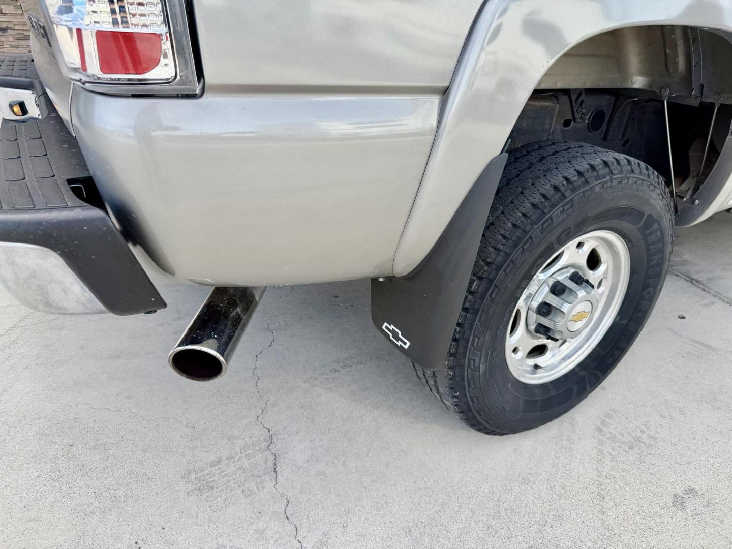 2002 Charcoal /grey Chevrolet Silverado 2500HD Crew Cab Long Bed 4WD (1GCHK23U92F) with an 6.0L V8 OHV 16V engine, located at 2190 Hwy 95, Bullhead City, AZ, 86442, (928) 704-0060, 0.000000, 0.000000 - 2002 Chevrolet Silverado crew cab short bed 4x4. Brand new tires . completelyt serviced. power windows, locks, tilt cruise. bedliner. tow package. 2500 series 6.0 engine. free and clear arizona title. Only at Dunton Motors. Financing available on approved credit. - Photo#5