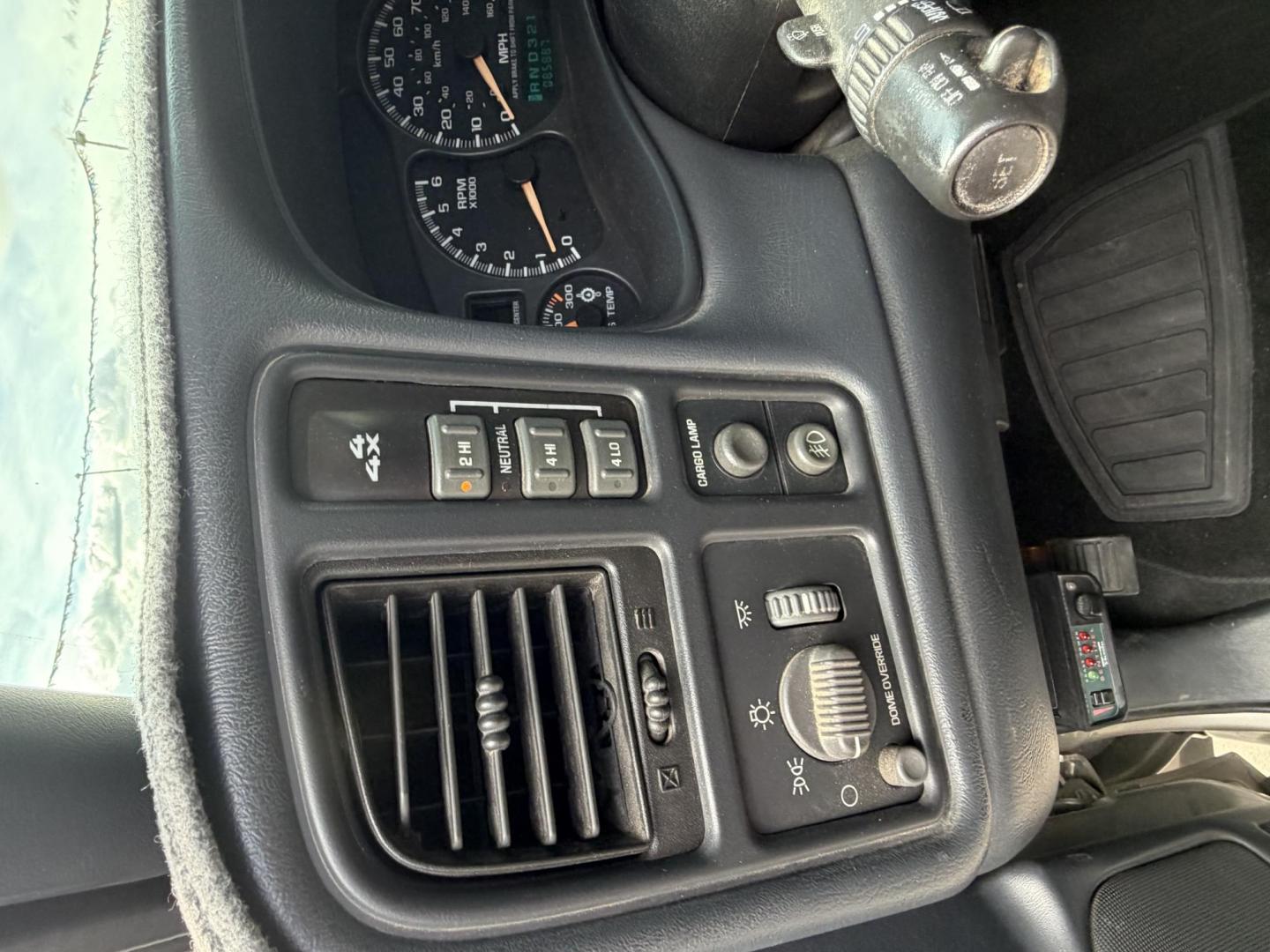 2002 Charcoal /grey Chevrolet Silverado 2500HD Crew Cab Long Bed 4WD (1GCHK23U92F) with an 6.0L V8 OHV 16V engine, located at 2190 Hwy 95, Bullhead City, AZ, 86442, (928) 704-0060, 0.000000, 0.000000 - 2002 Chevrolet Silverado crew cab short bed 4x4. Brand new tires . completelyt serviced. power windows, locks, tilt cruise. bedliner. tow package. 2500 series 6.0 engine. free and clear arizona title. Only at Dunton Motors. Financing available on approved credit. - Photo#8