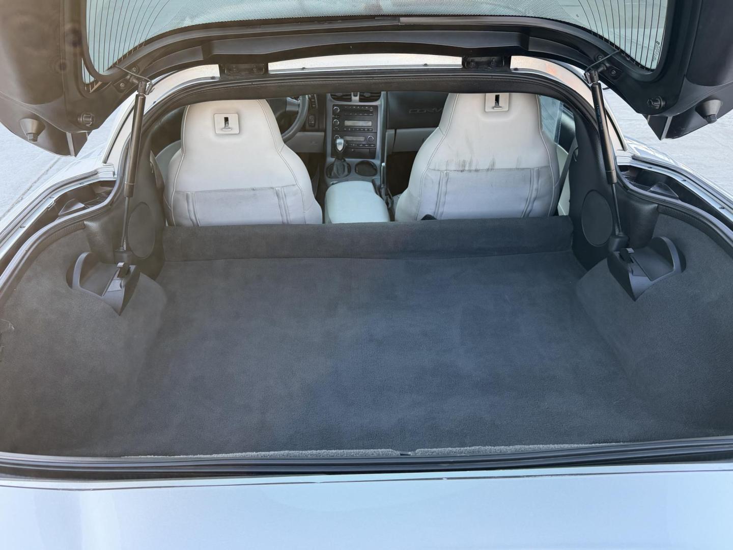 2006 Silver /black Chevrolet Corvette Coupe (1G1YY26U465) with an 6.0L V8 OHV 16V engine, located at 2190 Hwy 95, Bullhead City, AZ, 86442, (928) 704-0060, 0.000000, 0.000000 - on consignment . free and clear Arizona title. super clean . clean carfax. Only 48k miles. automatic trans. glass panel top. 2006 corvette coupe - Photo#5