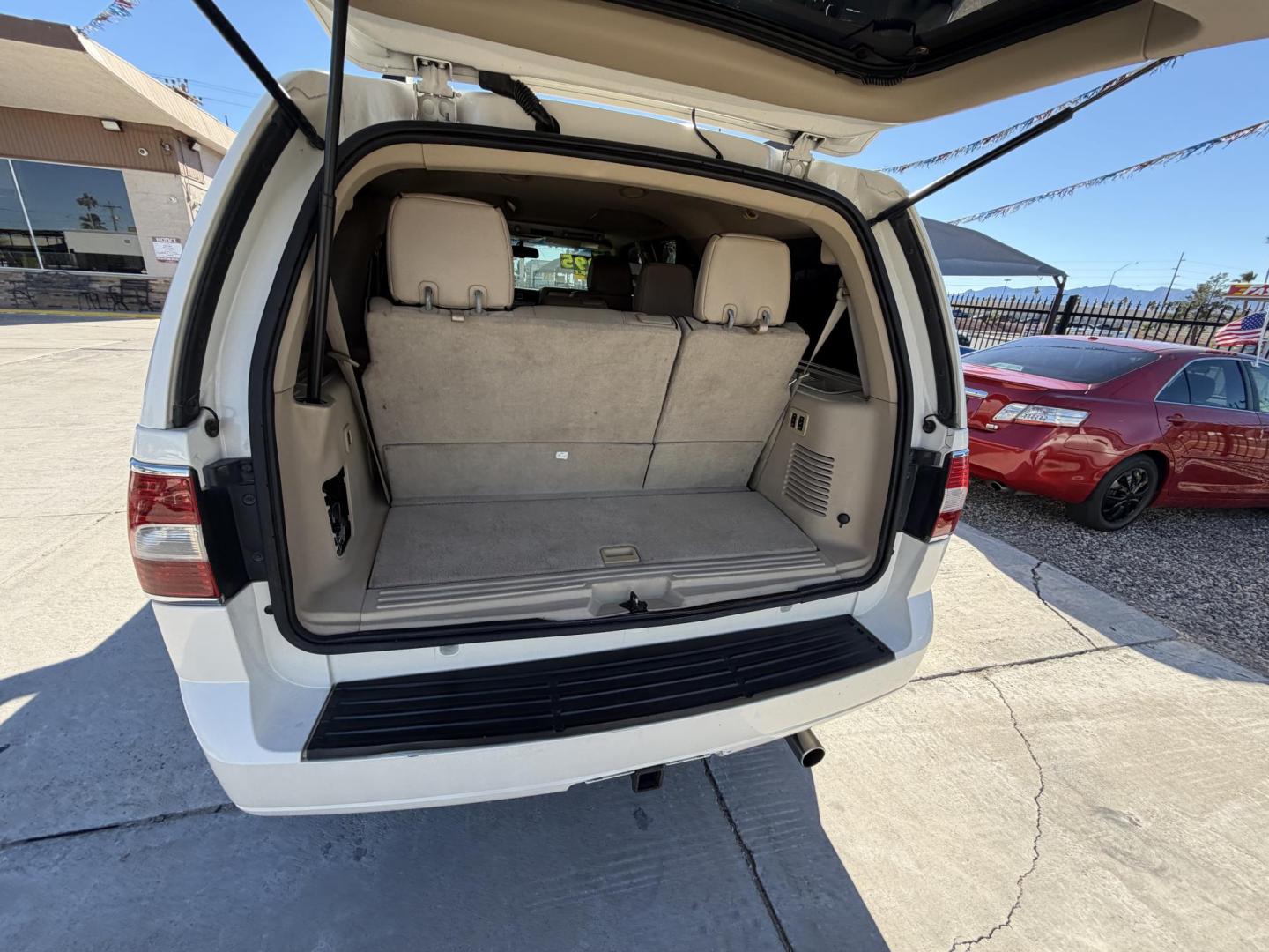 2008 White /tan/ black Lincoln Navigator ultimate 4x4 , located at 2190 Hwy 95, Bullhead City, AZ, 86442, (928) 704-0060, 0.000000, 0.000000 - 2008 Lincoln Navigator ultimate 4x4 . new transmission. 3rd row seating , leather , loaded, moonroof, michelin tires. - Photo#3