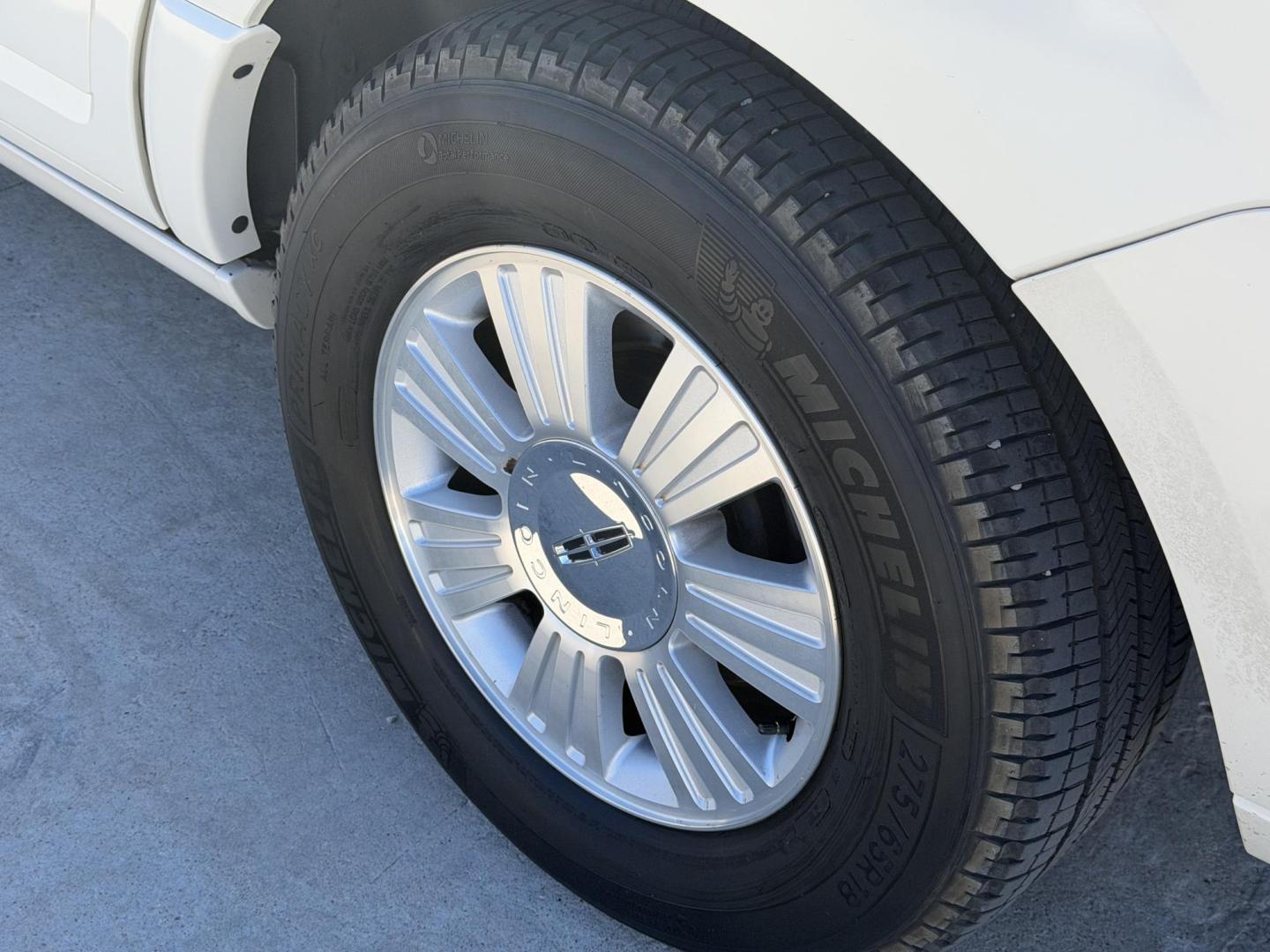 2008 White /tan/ black Lincoln Navigator ultimate 4x4 , located at 2190 Hwy 95, Bullhead City, AZ, 86442, (928) 704-0060, 0.000000, 0.000000 - 2008 Lincoln Navigator ultimate 4x4 . new transmission. 3rd row seating , leather , loaded, moonroof, michelin tires. - Photo#7