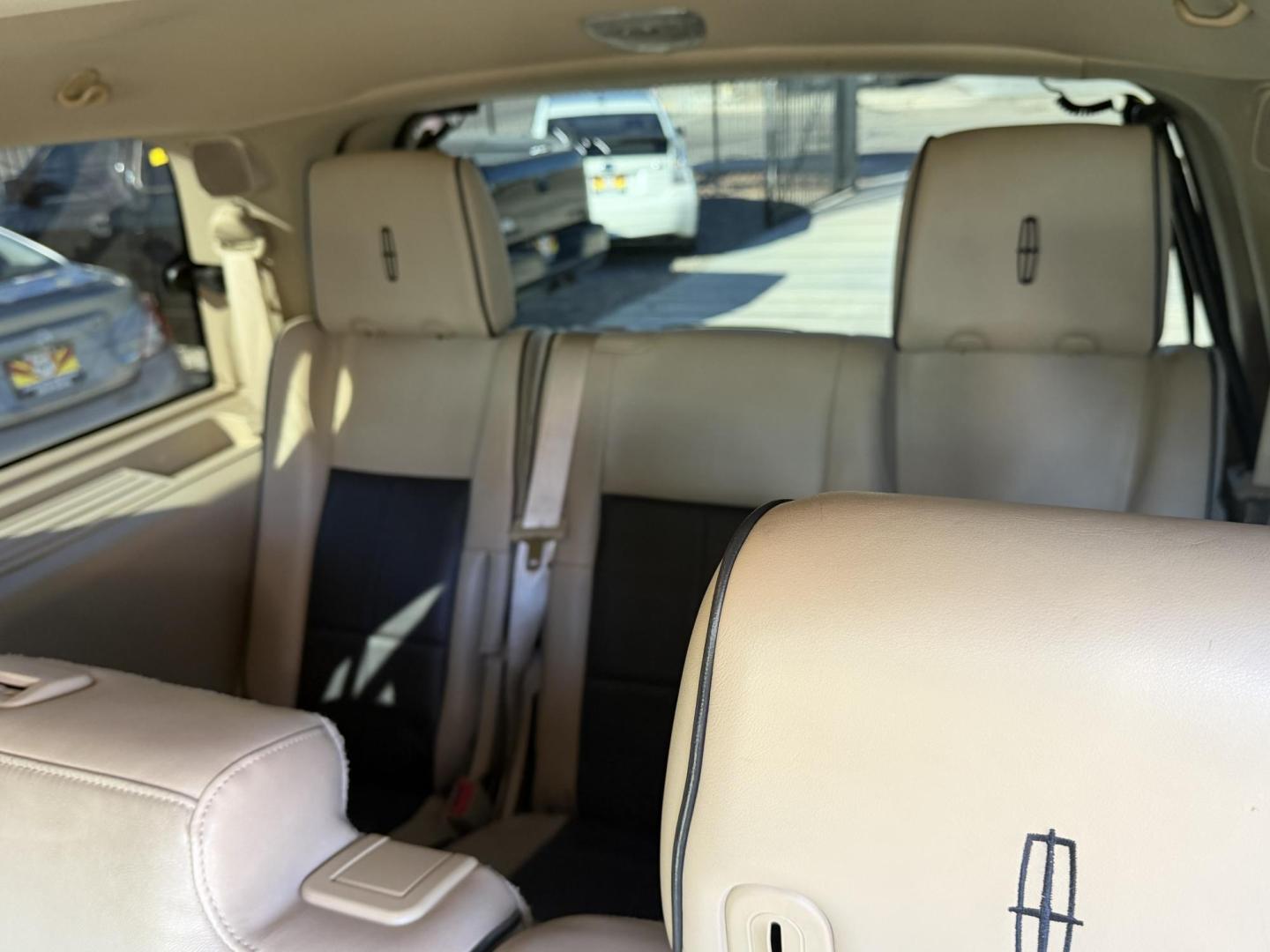 2008 White /tan/ black Lincoln Navigator ultimate 4x4 , located at 2190 Hwy 95, Bullhead City, AZ, 86442, (928) 704-0060, 0.000000, 0.000000 - 2008 Lincoln Navigator ultimate 4x4 . new transmission. 3rd row seating , leather , loaded, moonroof, michelin tires. - Photo#8