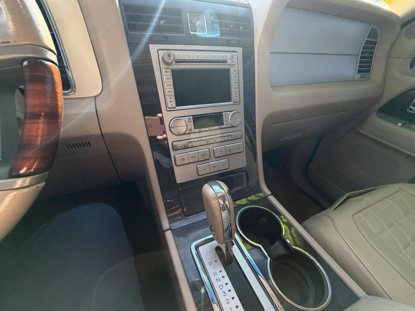 2008 White /tan/ black Lincoln Navigator ultimate 4x4 , located at 2190 Hwy 95, Bullhead City, AZ, 86442, (928) 704-0060, 0.000000, 0.000000 - 2008 Lincoln Navigator ultimate 4x4 . new transmission. 3rd row seating , leather , loaded, moonroof, michelin tires. - Photo#12