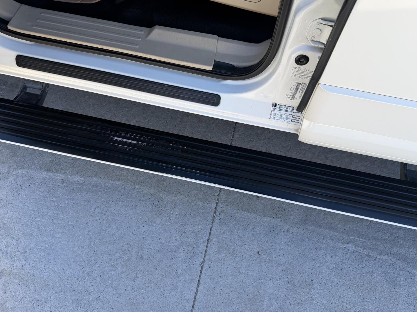 2008 White /tan/ black Lincoln Navigator ultimate 4x4 , located at 2190 Hwy 95, Bullhead City, AZ, 86442, (928) 704-0060, 0.000000, 0.000000 - 2008 Lincoln Navigator ultimate 4x4 . new transmission. 3rd row seating , leather , loaded, moonroof, michelin tires. - Photo#14