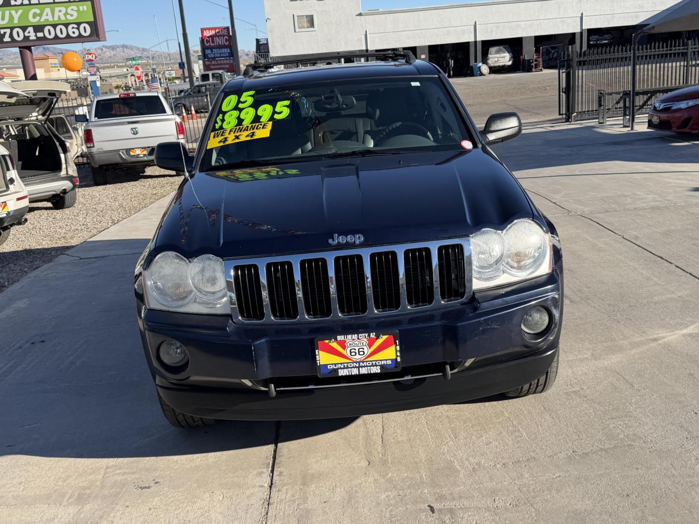 2005 Blue Jeep Grand Cherokee Limited 4WD (1J8HR58205C) with an 5.7L V8 OHV 16V engine, 5-Speed Automatic Overdrive transmission, located at 2190 Hwy 95, Bullhead City, AZ, 86442, (928) 704-0060, 0.000000, 0.000000 - Photo#2
