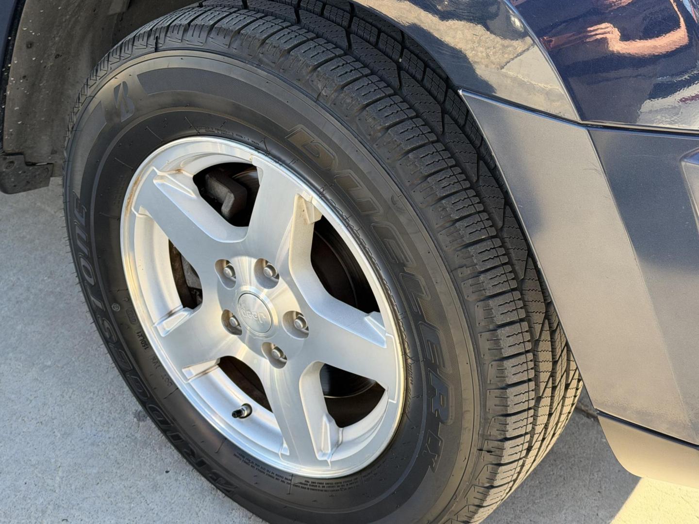 2005 Blue Jeep Grand Cherokee Limited 4WD (1J8HR58205C) with an 5.7L V8 OHV 16V engine, 5-Speed Automatic Overdrive transmission, located at 2190 Hwy 95, Bullhead City, AZ, 86442, (928) 704-0060, 0.000000, 0.000000 - Photo#4
