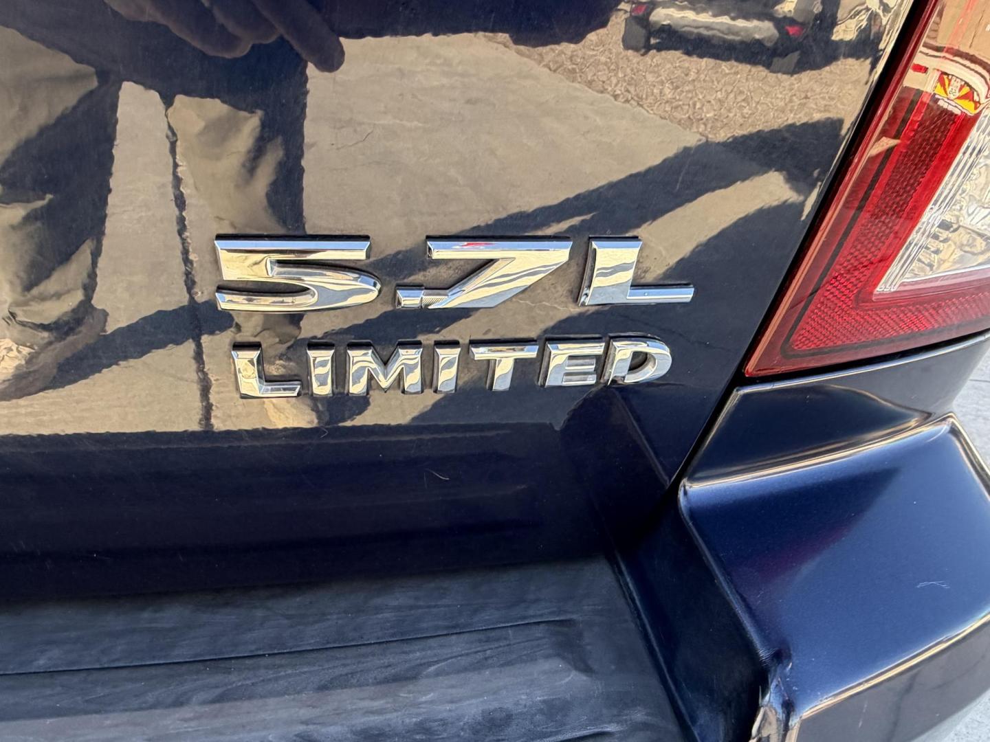 2005 Blue Jeep Grand Cherokee Limited 4WD (1J8HR58205C) with an 5.7L V8 OHV 16V engine, 5-Speed Automatic Overdrive transmission, located at 2190 Hwy 95, Bullhead City, AZ, 86442, (928) 704-0060, 0.000000, 0.000000 - Photo#7