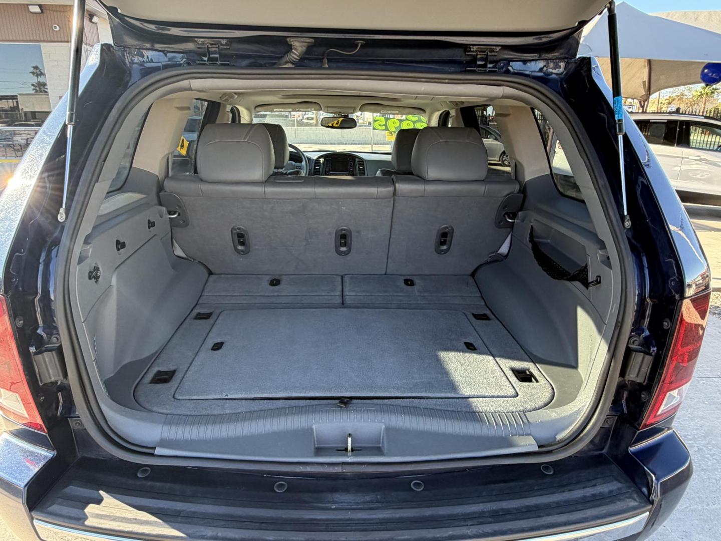 2005 Blue Jeep Grand Cherokee Limited 4WD (1J8HR58205C) with an 5.7L V8 OHV 16V engine, 5-Speed Automatic Overdrive transmission, located at 2190 Hwy 95, Bullhead City, AZ, 86442, (928) 704-0060, 0.000000, 0.000000 - Photo#5