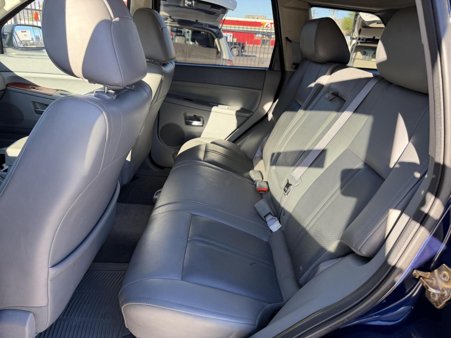 2005 Blue Jeep Grand Cherokee Limited 4WD (1J8HR58205C) with an 5.7L V8 OHV 16V engine, 5-Speed Automatic Overdrive transmission, located at 2190 Hwy 95, Bullhead City, AZ, 86442, (928) 704-0060, 0.000000, 0.000000 - Photo#6