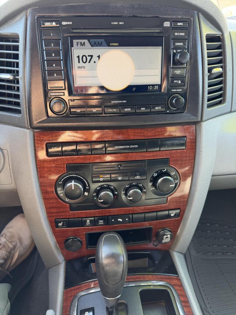 2005 Blue Jeep Grand Cherokee Limited 4WD (1J8HR58205C) with an 5.7L V8 OHV 16V engine, 5-Speed Automatic Overdrive transmission, located at 2190 Hwy 95, Bullhead City, AZ, 86442, (928) 704-0060, 0.000000, 0.000000 - Photo#10