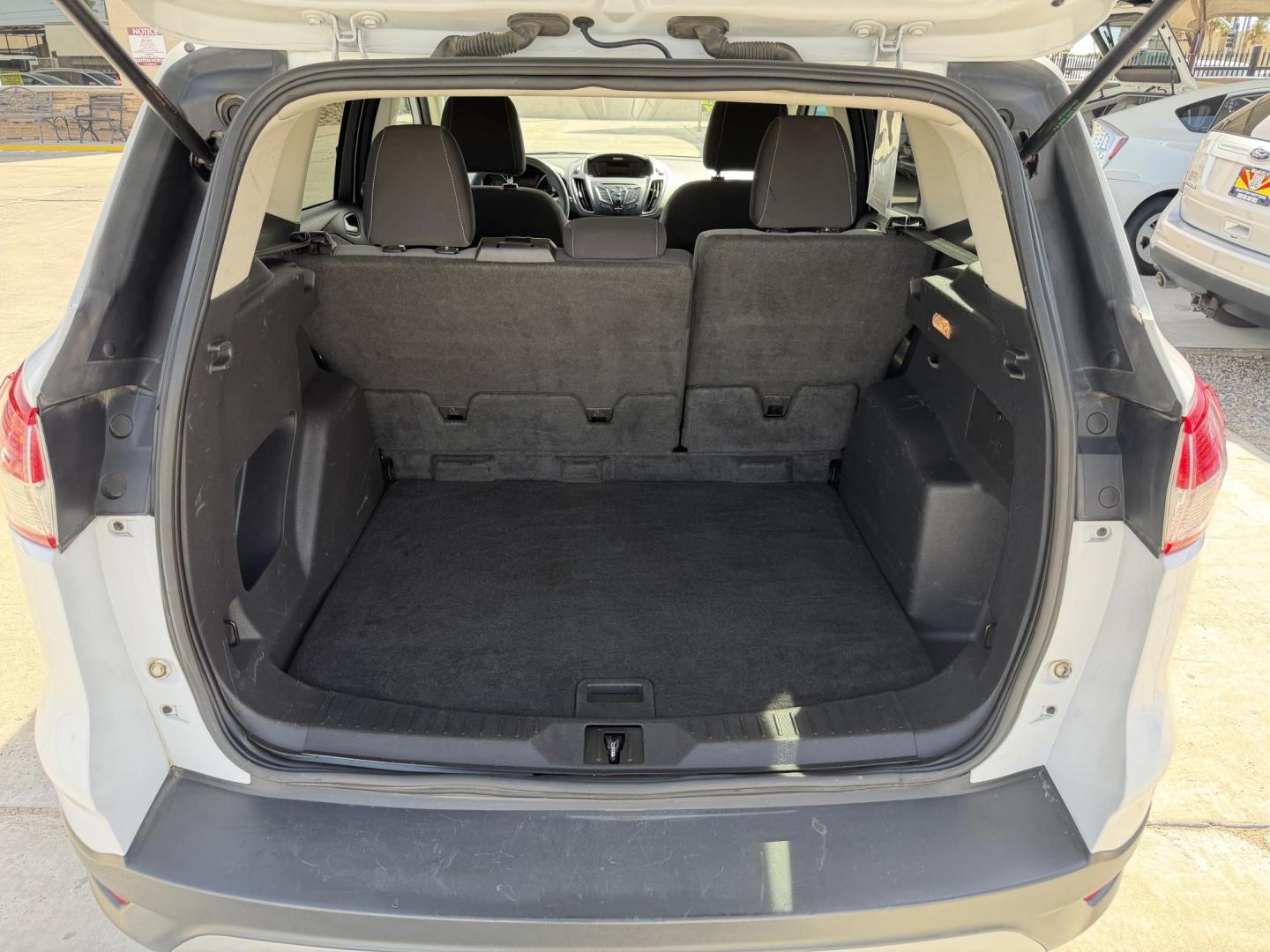 2013 White Ford Escape SE AWD (1FMCU9GX1DU) with an 1.6L L4 DOHC 16V engine, 6-Speed Automatic transmission, located at 2190 Hwy 95, Bullhead City, AZ, 86442, (928) 704-0060, 0.000000, 0.000000 - Photo#4