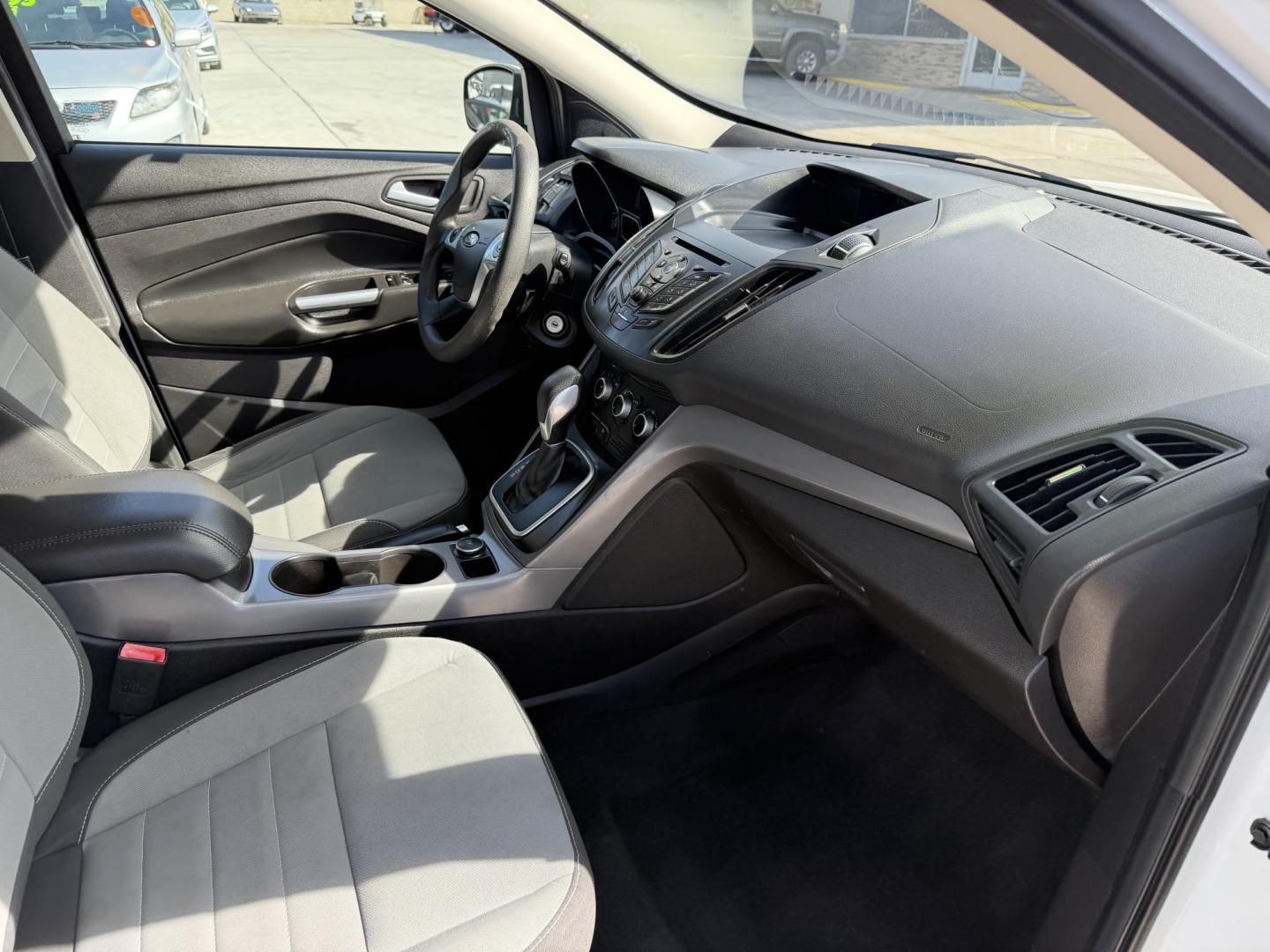 2013 White Ford Escape SE AWD (1FMCU9GX1DU) with an 1.6L L4 DOHC 16V engine, 6-Speed Automatic transmission, located at 2190 Hwy 95, Bullhead City, AZ, 86442, (928) 704-0060, 0.000000, 0.000000 - Photo#9