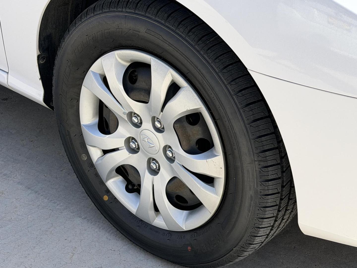 2010 White Hyundai Elantra GLS (KMHDU4AD1AU) with an 2.0L L4 DOHC 16V engine, located at 2190 Hwy 95, Bullhead City, AZ, 86442, (928) 704-0060, 0.000000, 0.000000 - Photo#6