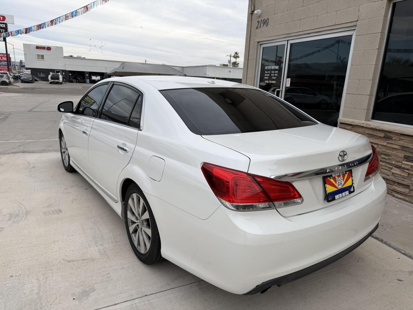 2011 White Toyota Avalon Base (4T1BK3DB1BU) with an 3.5L V6 DOHC 24V engine, 6-Speed Automatic transmission, located at 2190 Hwy 95, Bullhead City, AZ, 86442, (928) 704-0060, 0.000000, 0.000000 - Photo#4