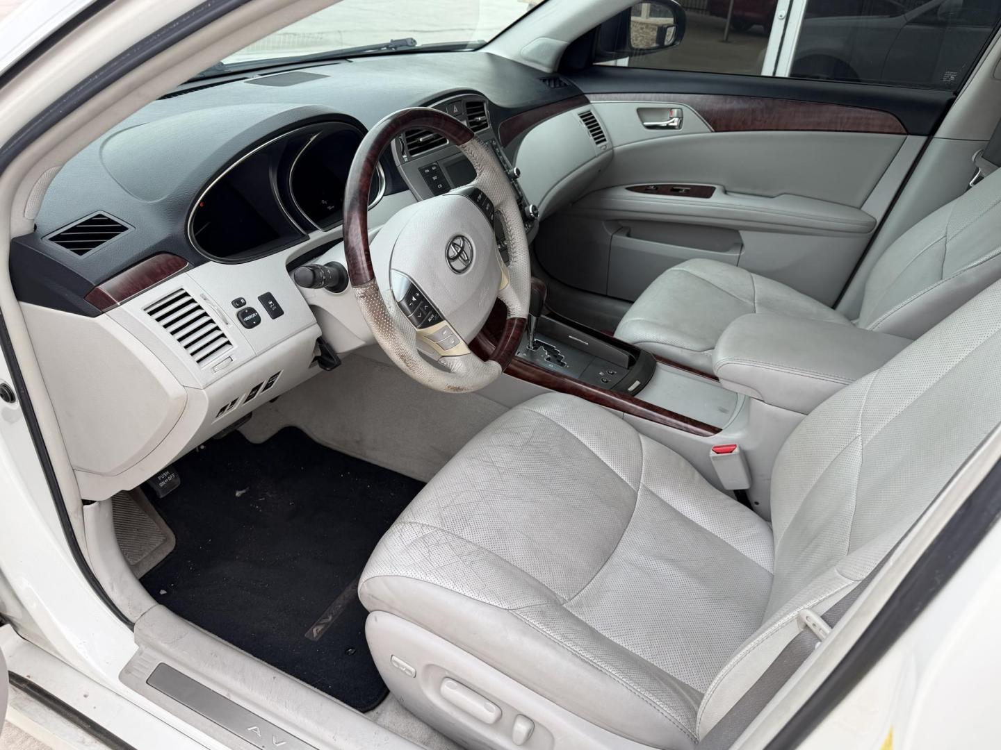 2011 White Toyota Avalon Base (4T1BK3DB1BU) with an 3.5L V6 DOHC 24V engine, 6-Speed Automatic transmission, located at 2190 Hwy 95, Bullhead City, AZ, 86442, (928) 704-0060, 0.000000, 0.000000 - Photo#6