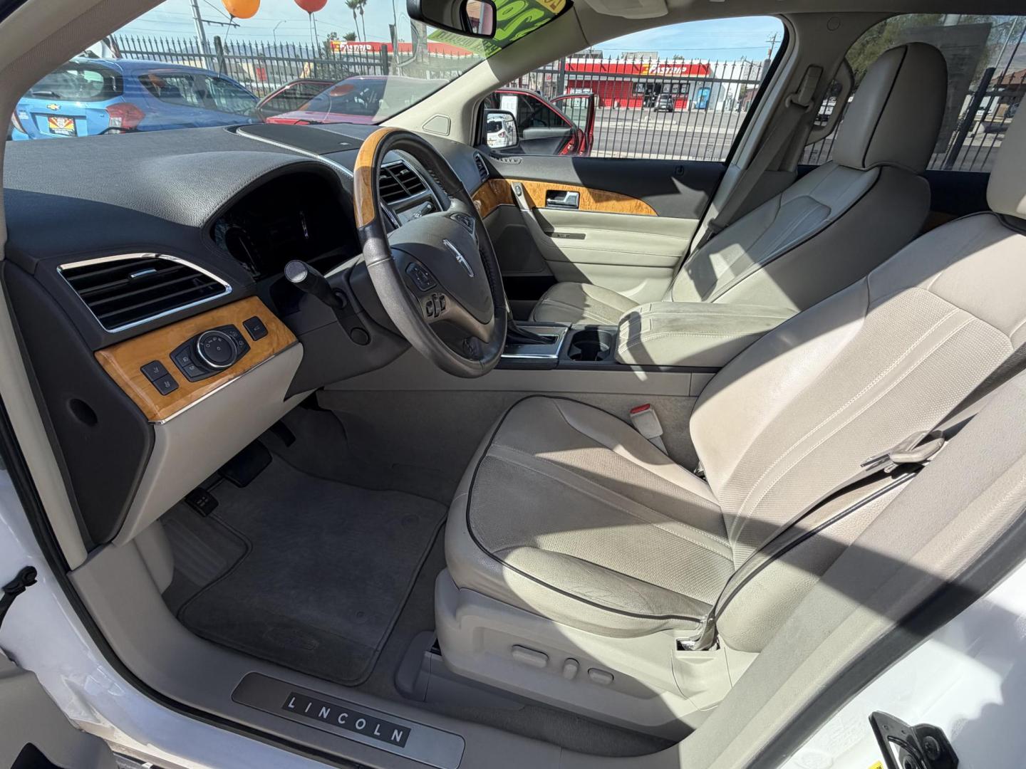 2011 White Lincoln MKX FWD (2LMDJ6JK9BB) with an 3.7L V6 DOHC 24V engine, 6-Speed Automatic transmission, located at 2190 Hwy 95, Bullhead City, AZ, 86442, (928) 704-0060, 0.000000, 0.000000 - Photo#3