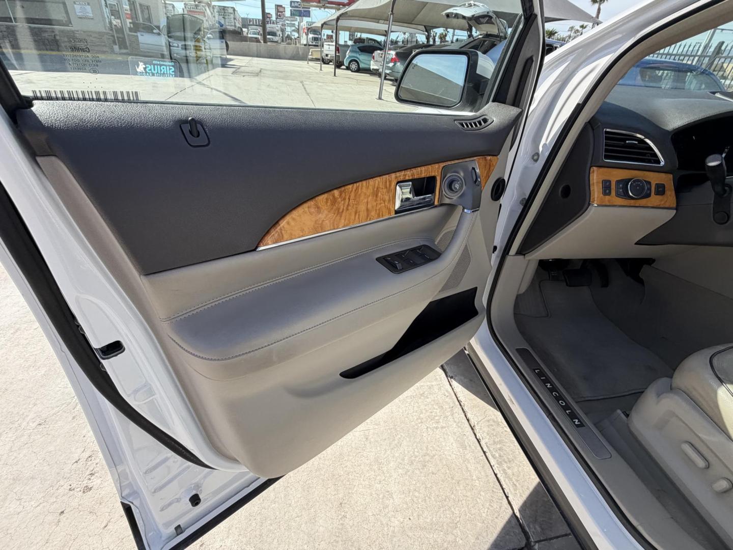 2011 White Lincoln MKX FWD (2LMDJ6JK9BB) with an 3.7L V6 DOHC 24V engine, 6-Speed Automatic transmission, located at 2190 Hwy 95, Bullhead City, AZ, 86442, (928) 704-0060, 0.000000, 0.000000 - Photo#6